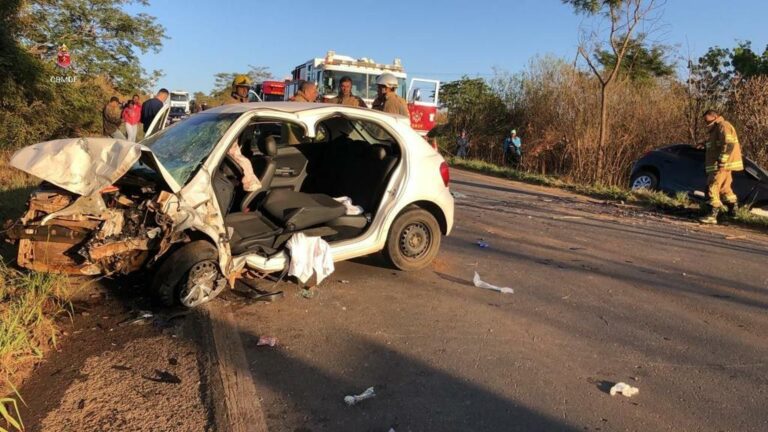 Colisão entre dois carros no DF deixa duas pessoas mortas e 5 feridas