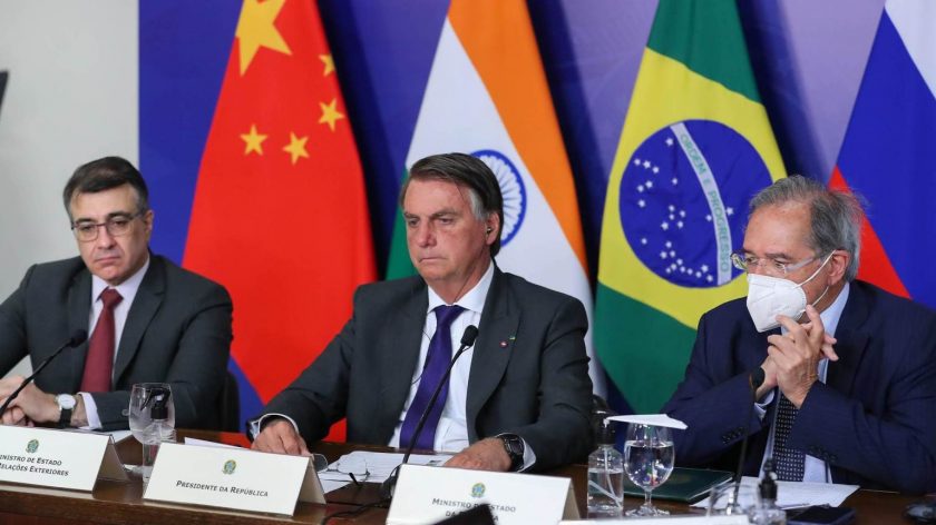 Acompanhado do chanceler Carlos Alberto França e do ministro da Economia, Paulo Guedes, Jair Bolsonaro (C) discursa em encontro do Brics / Marcos Correa – 9.set.2021/PR