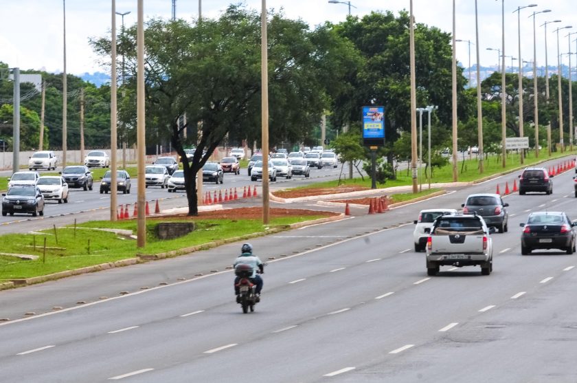 As faixas exclusivas nas rodovias distritais estão liberadas para o tráfego de veículos, além de coletivos, táxis e vans escolares | Foto: Arquivo/Agência Brasília