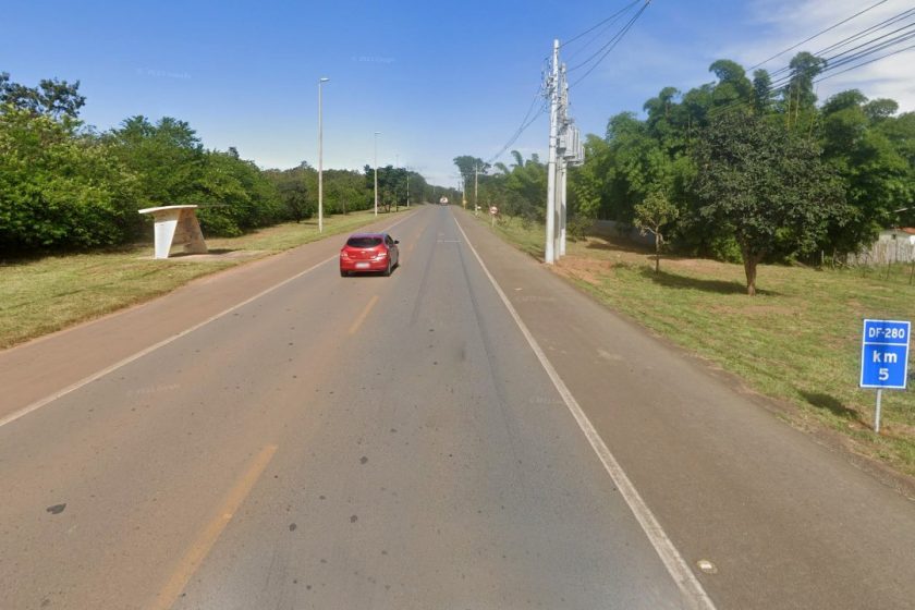 Um trecho de aproximadamente 13 quilômetros da DF-280, rodovia que cruza a cidade e faz ligação com Santo Antônio do Descoberto (GO), será duplicado | Foto: Reprodução/Google Maps
