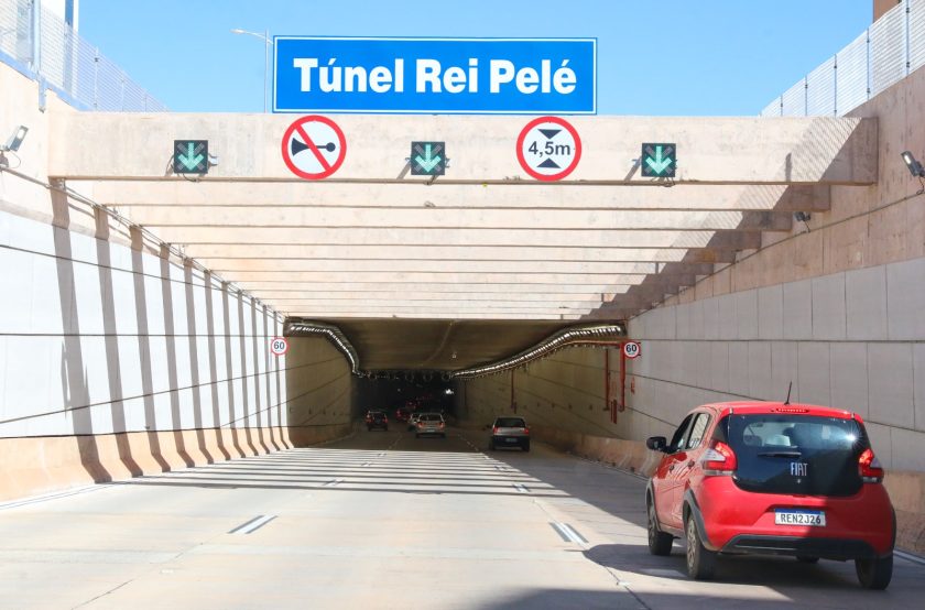 As galerias do Túnel Rei Pelé são alternadamente fechadas nas noites de segunda para que equipes do SLU realizem ações de limpeza | Fotos: Paulo H. Carvalho/Agência Brasília