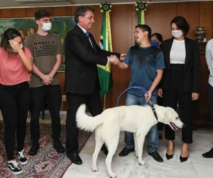 Bolsonaro e a ex-primeira-dama Michelle Bolsonaro fizeram cerimônia para devolver cachorro Augusto/ Foto: Reprodução